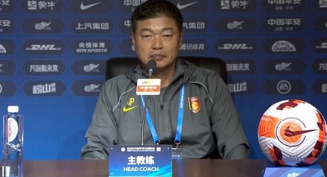 客厅里的萧常乾和钱艳红，看到两人进来，连个招呼都不打就直接上楼，脸上不由都有些尴尬。